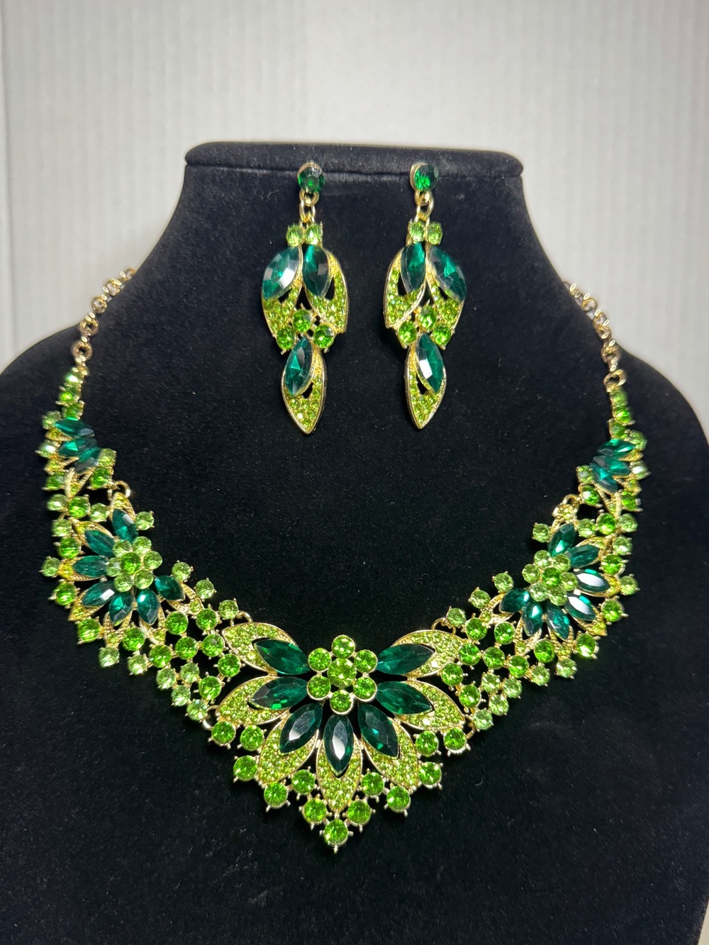 Emerald Green Crystal Floral Necklace and Earrings Set NWT